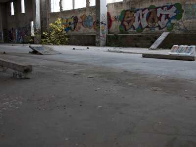 ...mentre alcuni ragazzi hanno predisposto un rudimentale skate park utilizzando tavole di legno e plastica